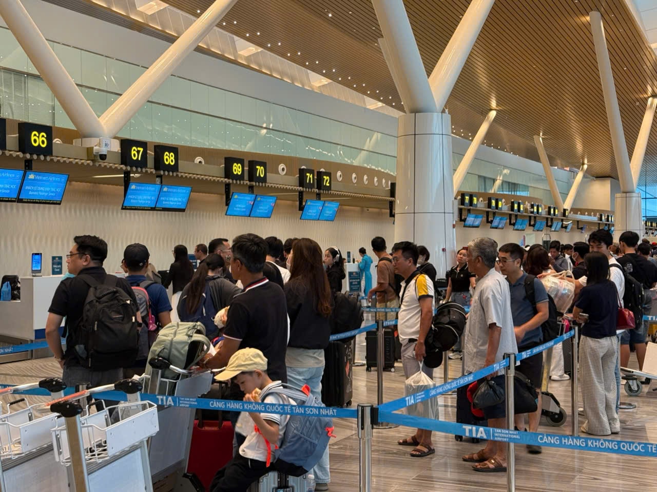 Hành khách làm thủ tục trước chuyến bay tại Cảng hàng không quốc tế Tân Sơn Nhất.
