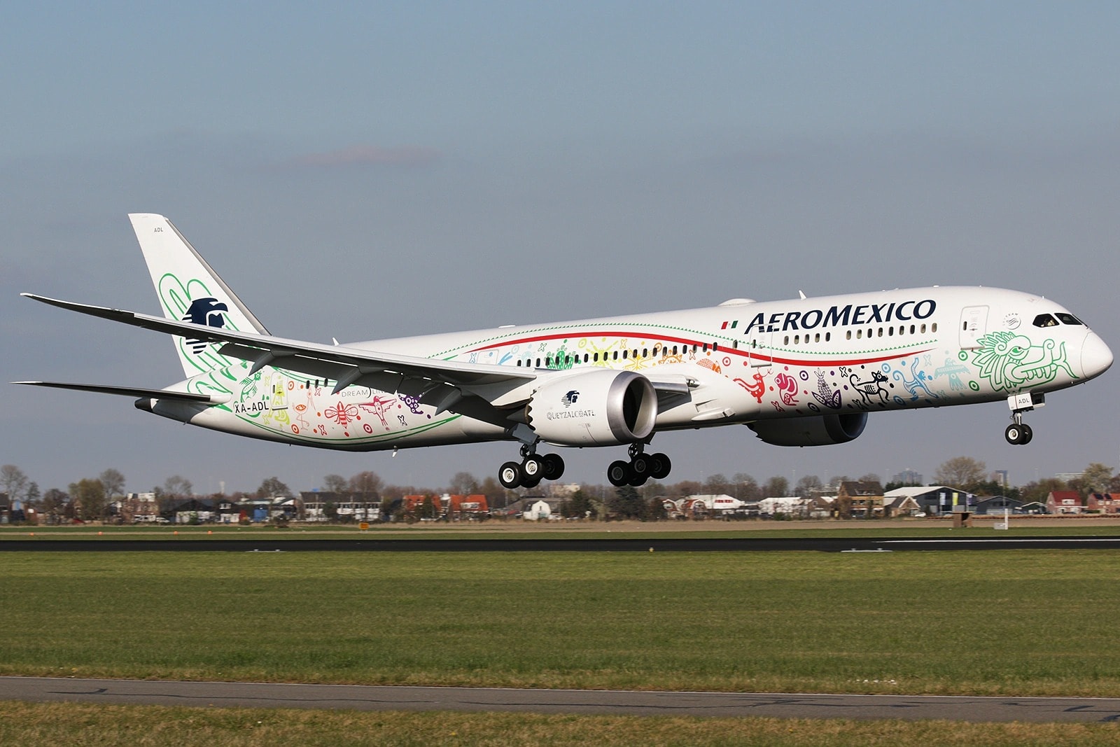 aeromexico_b787-9_xa-adl_landing.jpg