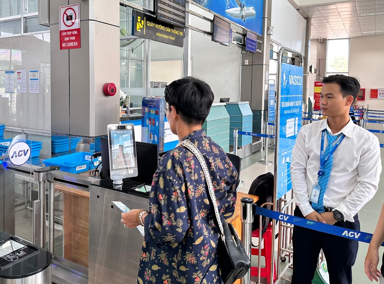 Hành khách quét sinh trắc học để qua cửa check in tại Cảng HK Côn Đảo.