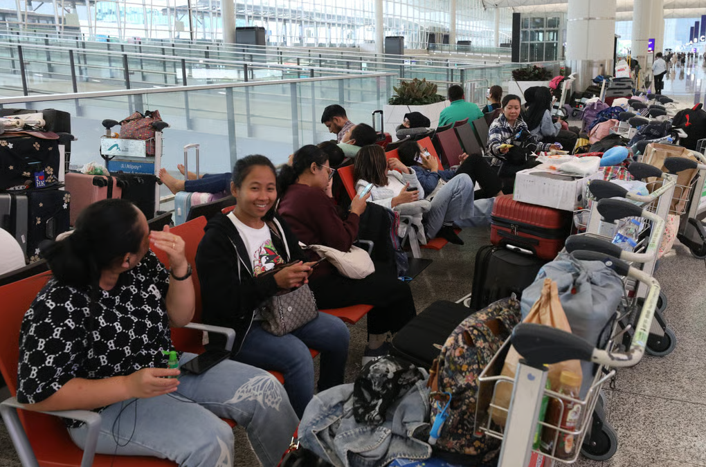 hanh-khach-mac-ket-tai-san-bay-hong-kong-02.png