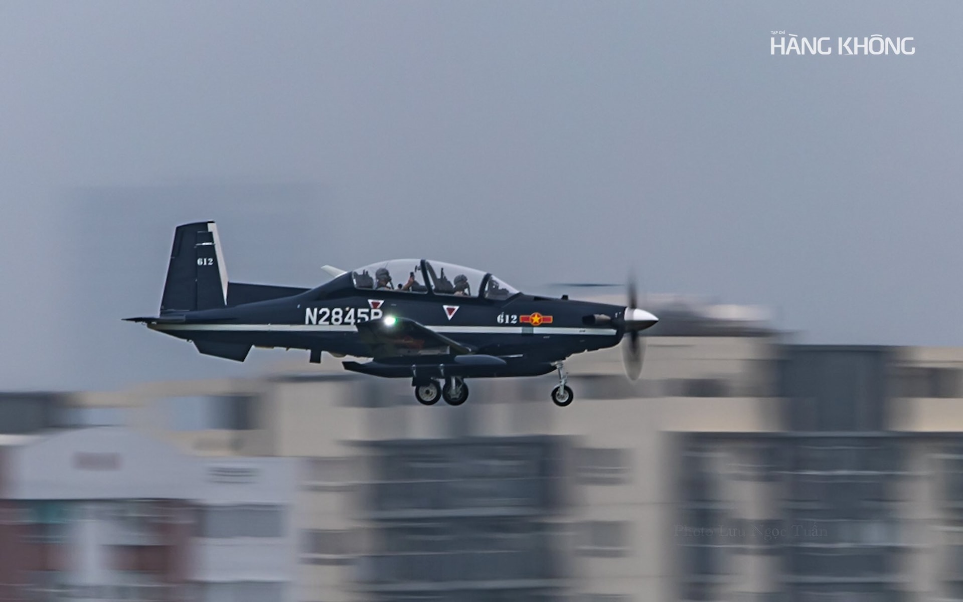 Chiếc T-6C số hiệu 612 hạ độ cao để hạ cánh xuống sân bay quốc tế Tân Sơn Nhất ngày 22/9 vừa qua. Ảnh: Ngọc Tuấn.