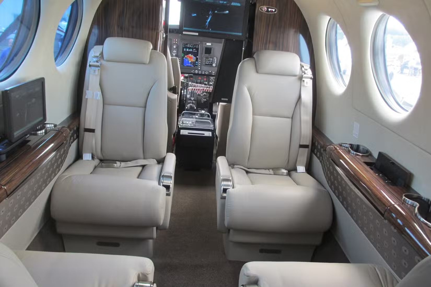 beechcraft_king_air_350i_interior_2.jpg