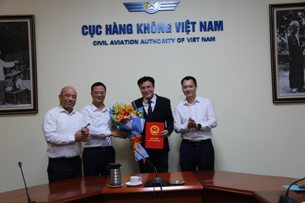 Lãnh đạo Cục Hàng không Việt Nam tặng hoa chúc mừng tân Phó Cục trưởng.