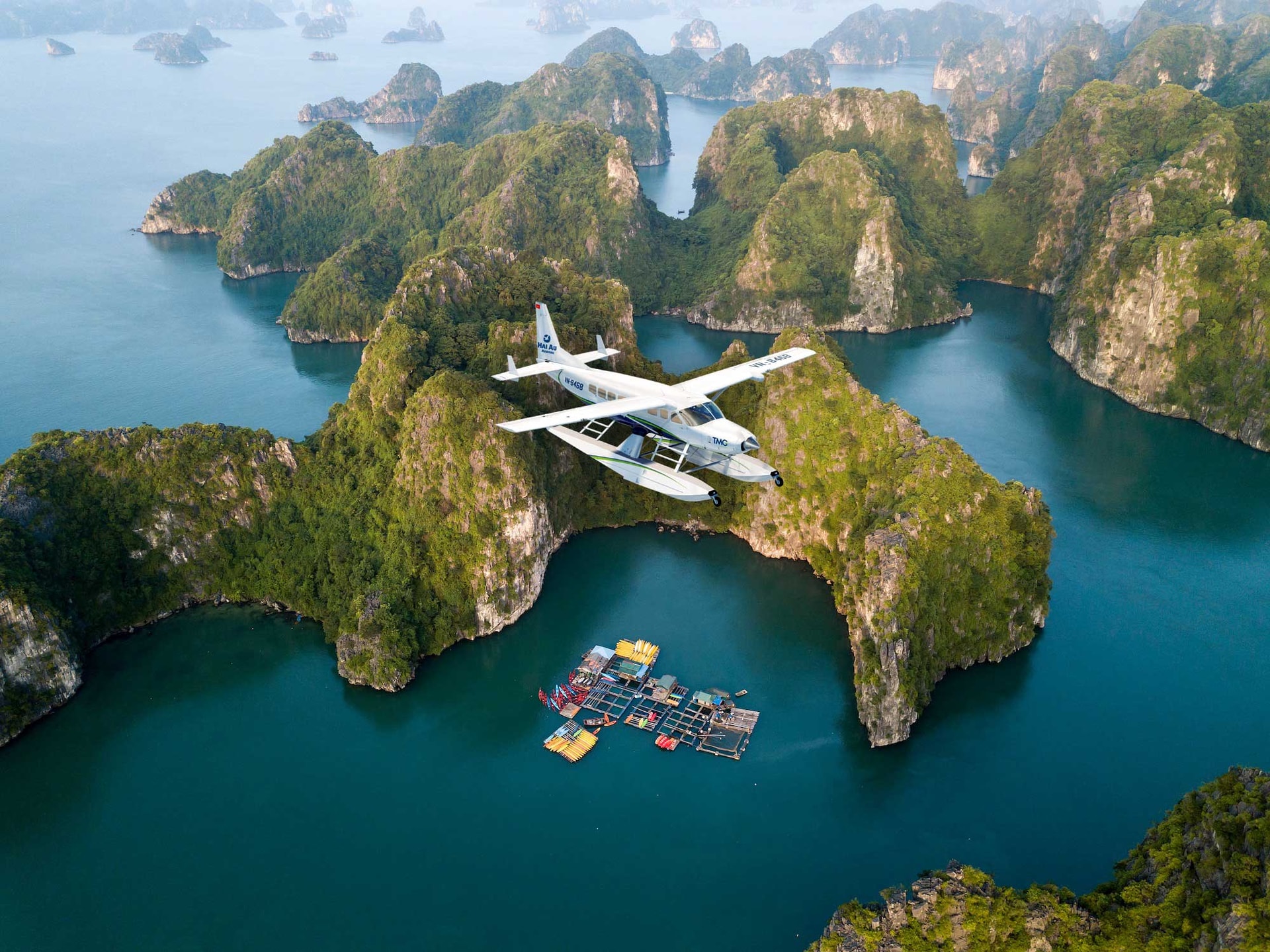 Bay thủy phi cơ ngắm vịnh Hạ Long