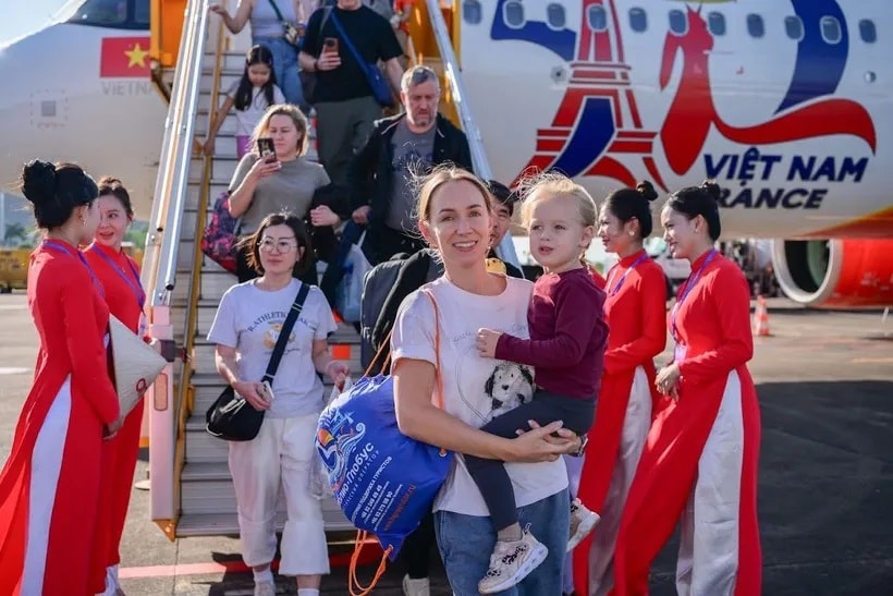 Du khách Nga đến Phú Quốc trên chuyến bay charter của Vietjet Air chiều 19/10. Ảnh: CTV.