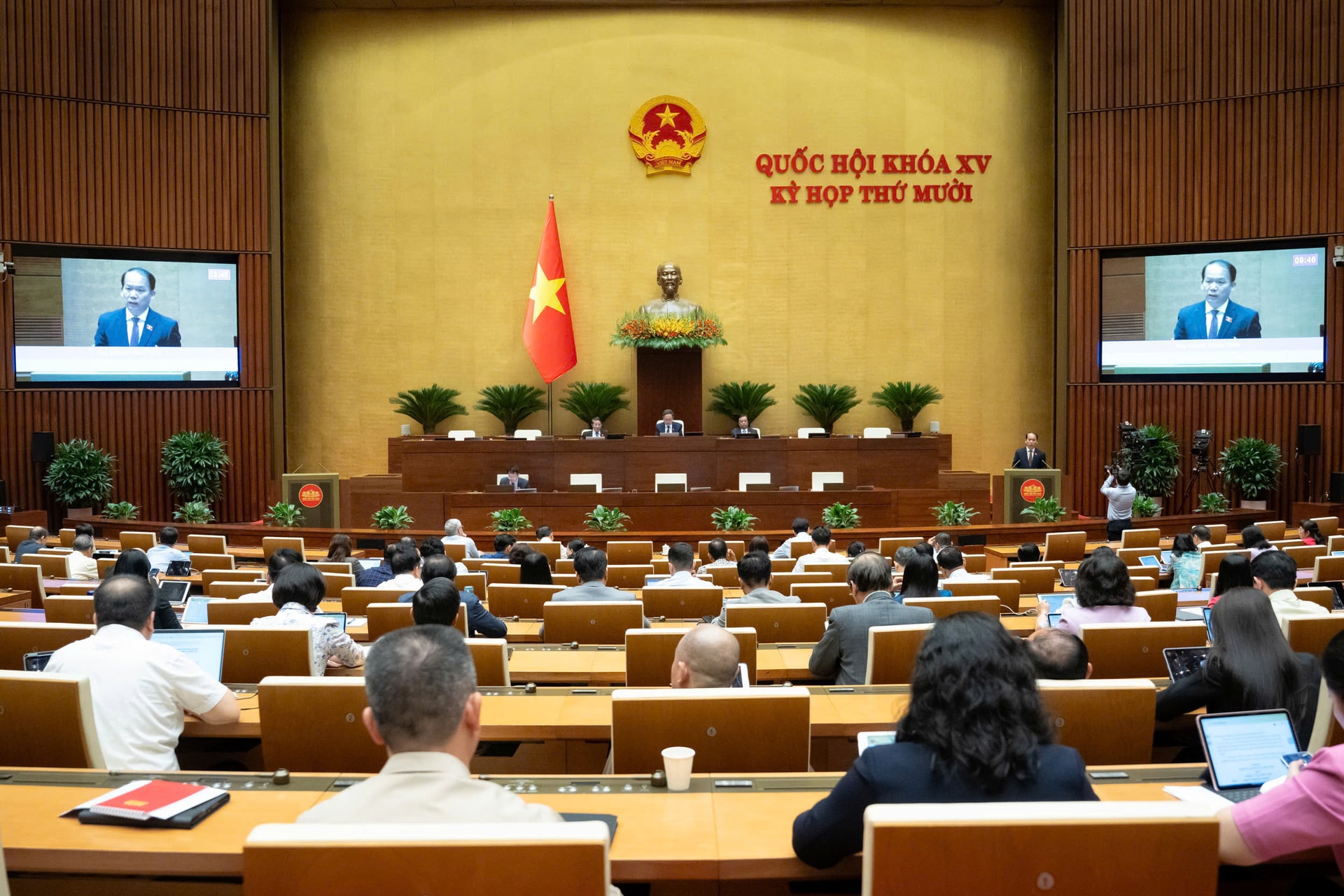 Theo tờ trình của Chính phủ, Chính phủ sẽ được giao thẩm quyền quy định chi tiết việc áp dụng Luật đối với hoạt động vận tải hàng không tầm thấp. Ảnh/Quochoi.vn