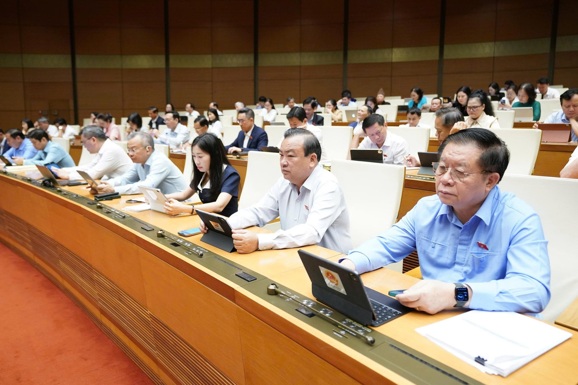Các đại biểu quốc hội dự phiên họp