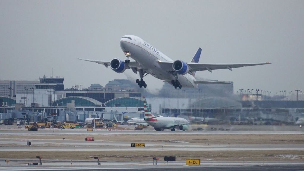 may-bay-cua-united-airlines-cat.jpg