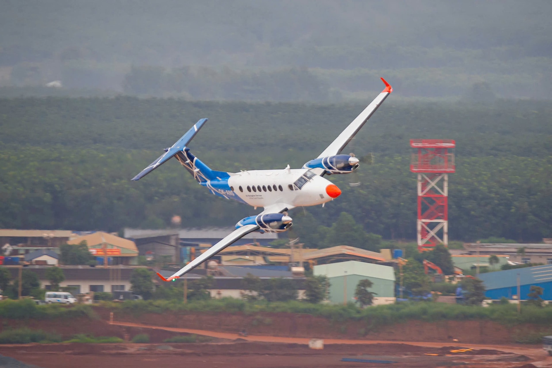 Máy bay Beechcraft B300 (OK-ANS) được lựa chọn cho nhiệm vụ hiệu chuẩn lần này. Ảnh: VATM.