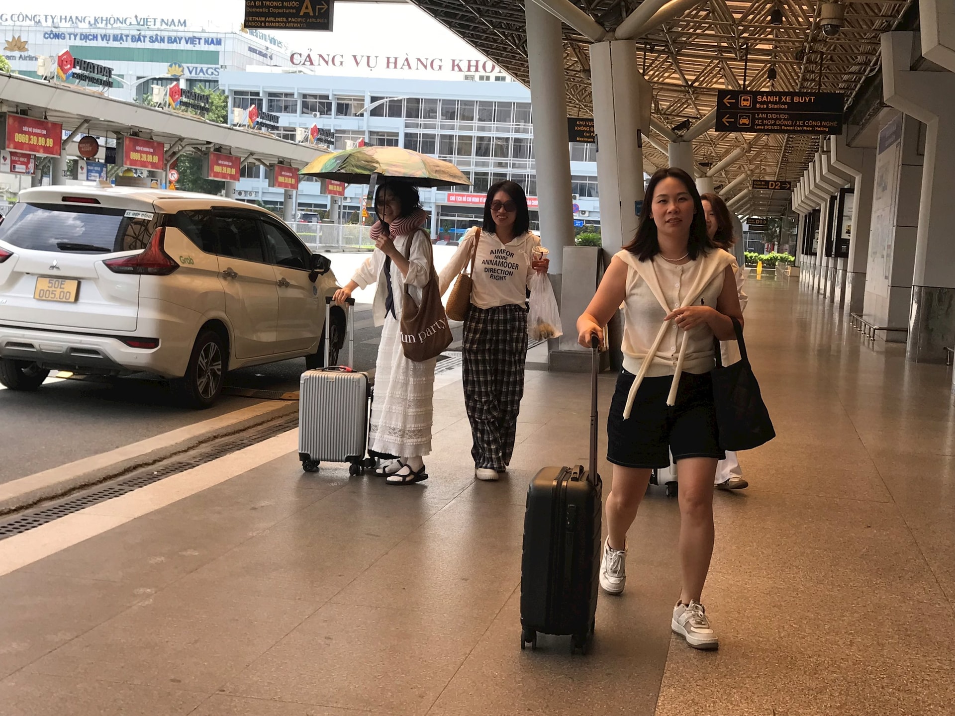 Hành khách di chuyển tại Cảng hàng không quốc tế Tân Sơn Nhất.