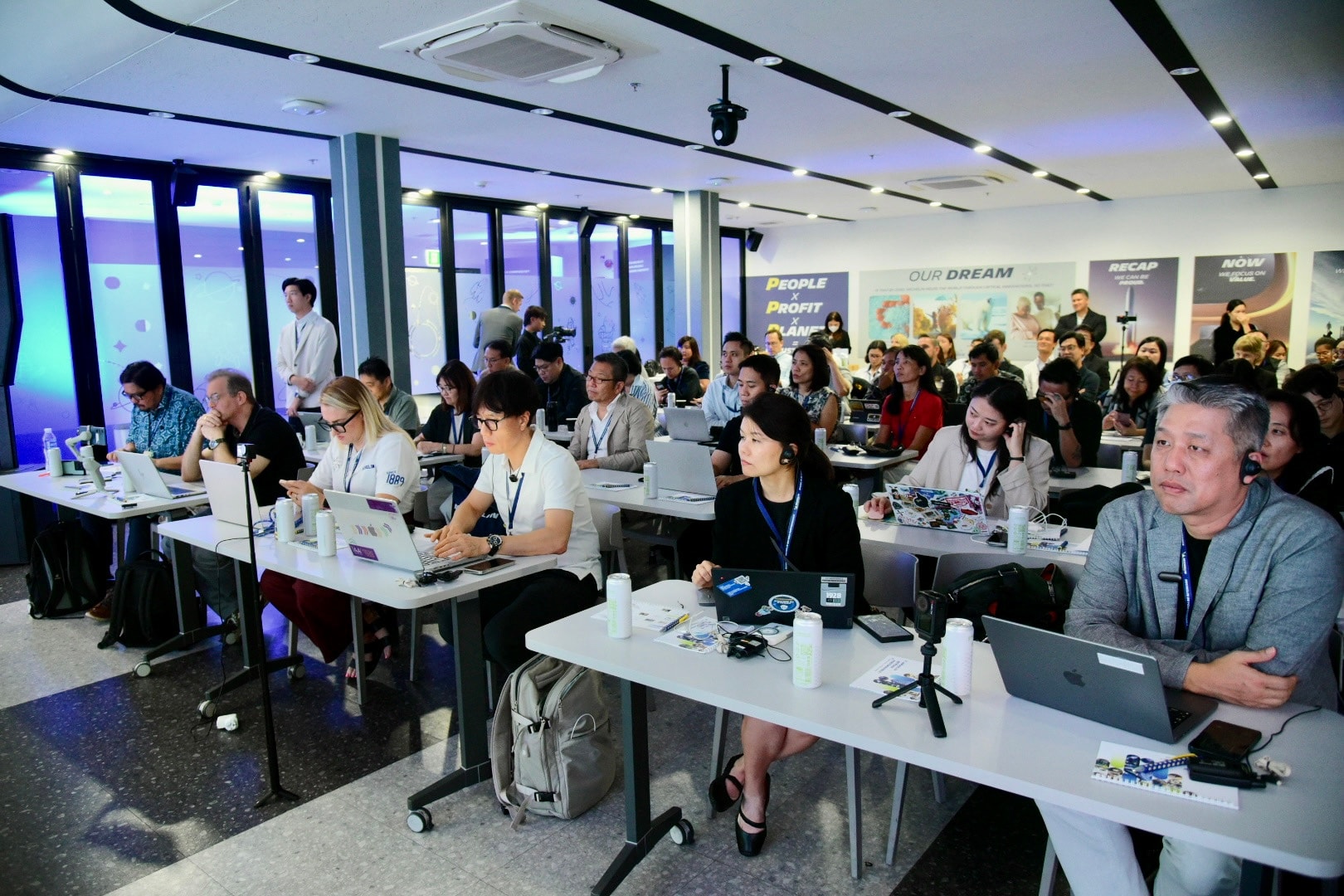 Các chuyên gia trong ngành và các cơ quan truyền thông tập trung lắng nghe buổi chia sẻ.