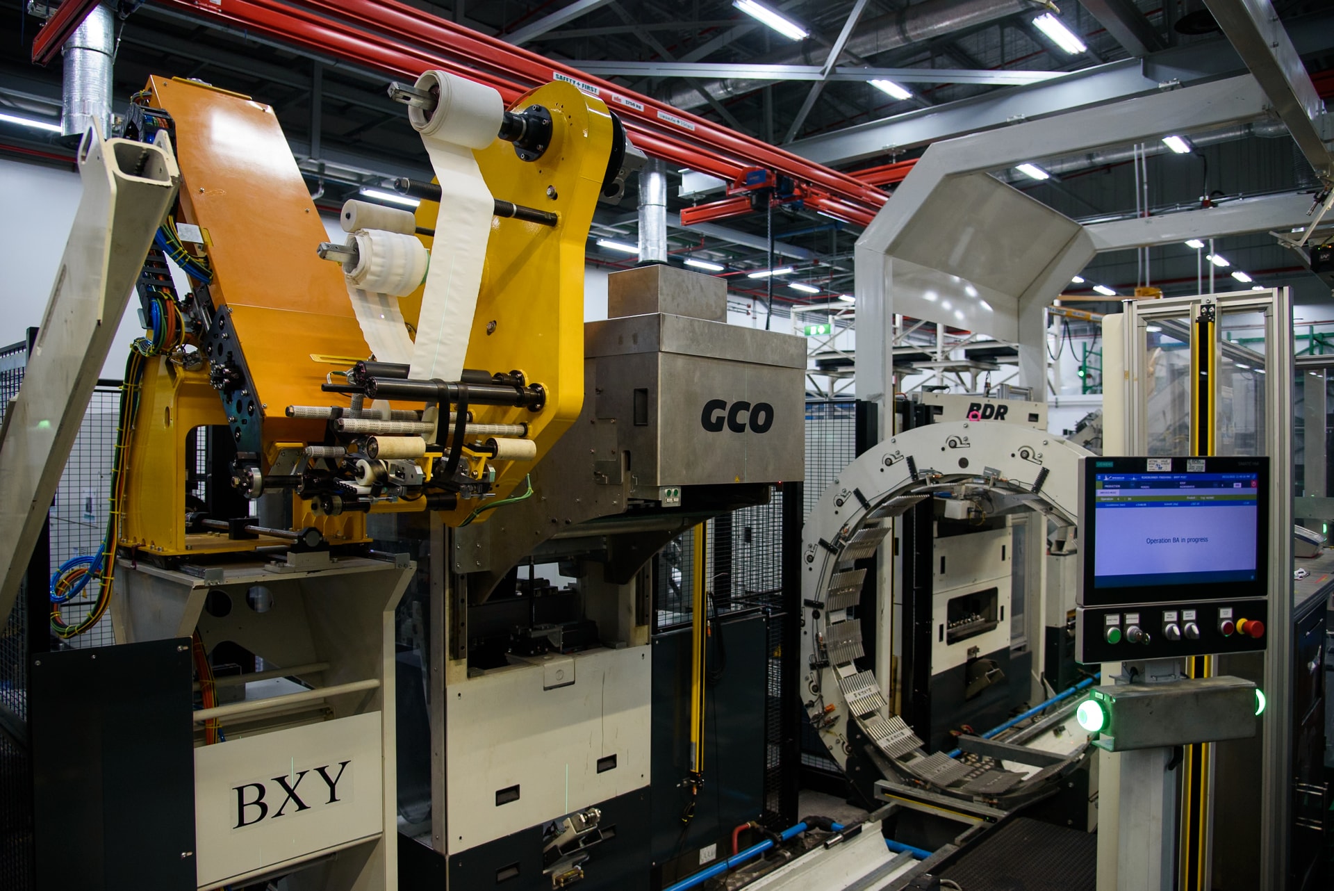 7. Thiết bị trong quy trình tạo hình lốp tại nhà máy Michelin Nongkhae, thể hiện cam kết của tập đoàn trong việc phát triển sản xuất bền vững và chính xác.