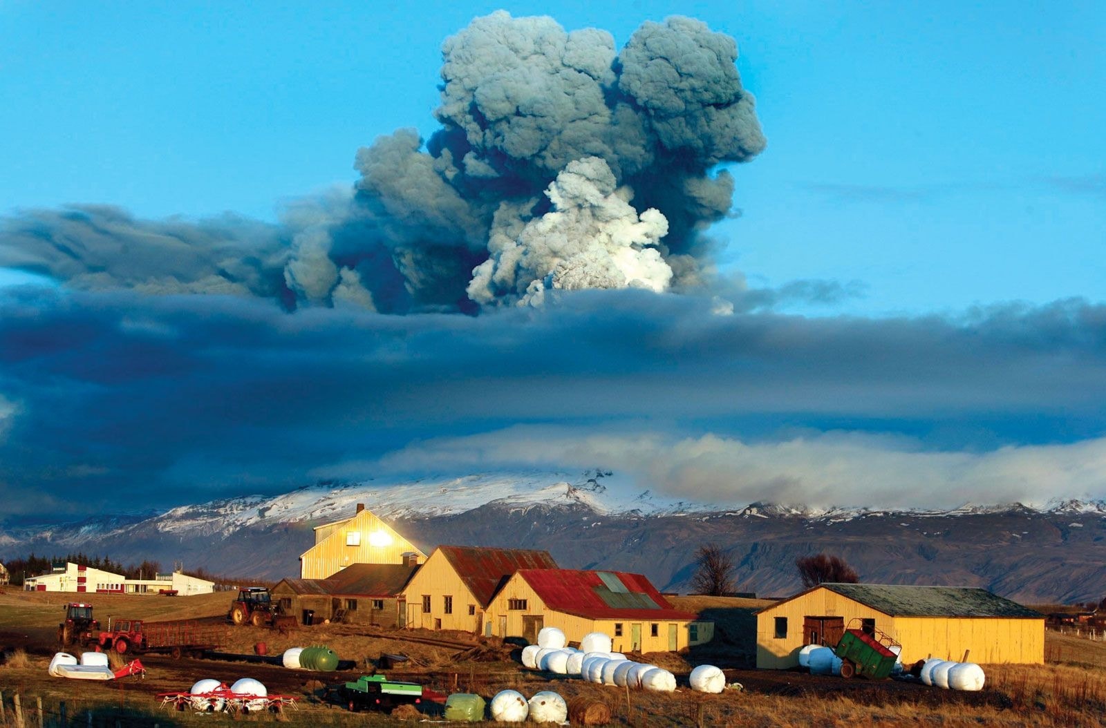 eruption-plume-volcano-iceland-e.jpg