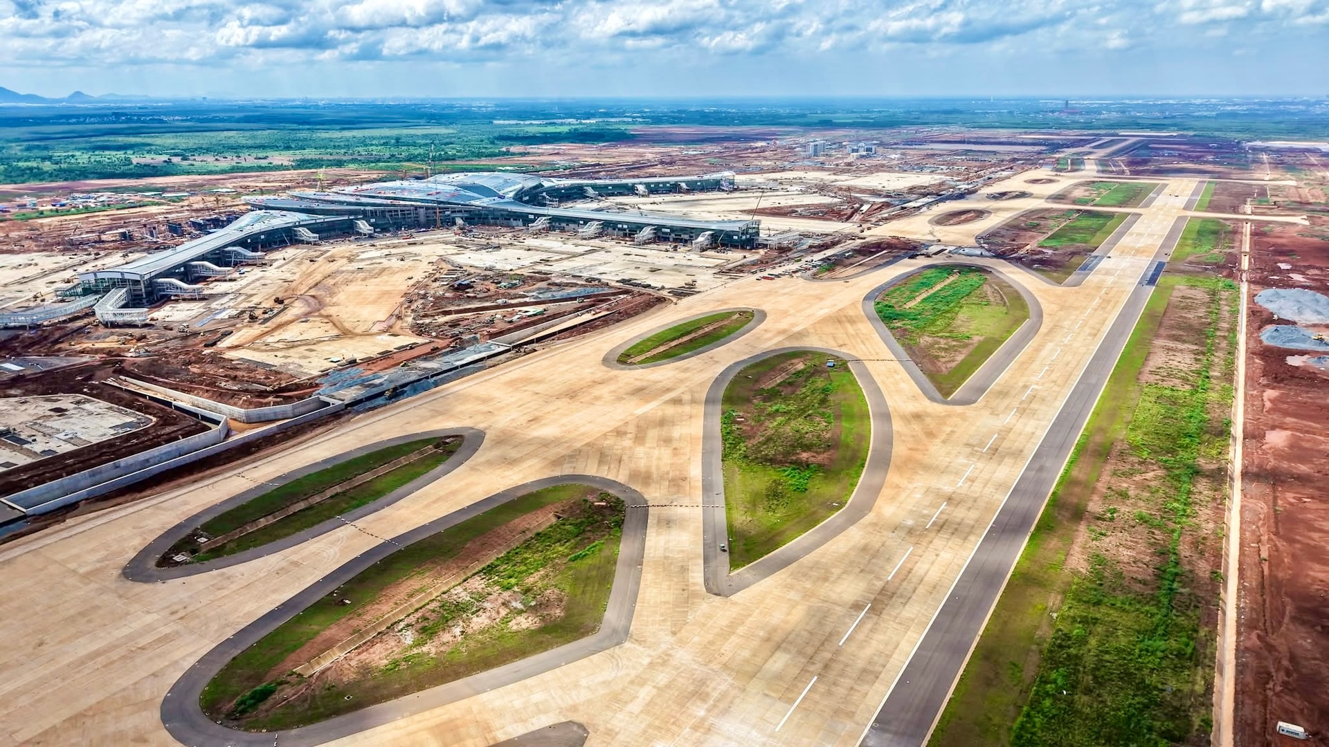 Bộ trưởng Bộ Xây dựng yêu cầu các nhà thầu thực hiện khẩn trương các hạng mục còn lại của dự án. 