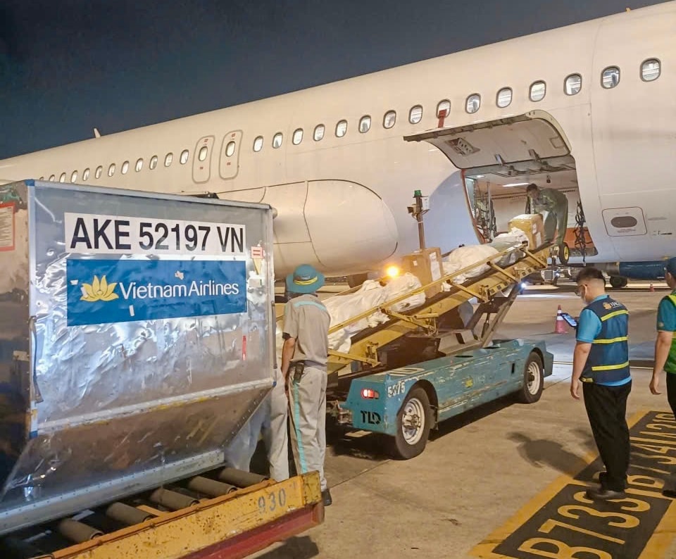 3. Vietnam Airlines ưu tiên tải chất xếp hàng hóa hỗ trợ vùng mưa lũ miền Trung để vận chuyển nhanh nhất có thể, kịp thời đến được đồng bào vùng lũ lụt bị ảnh hưởng