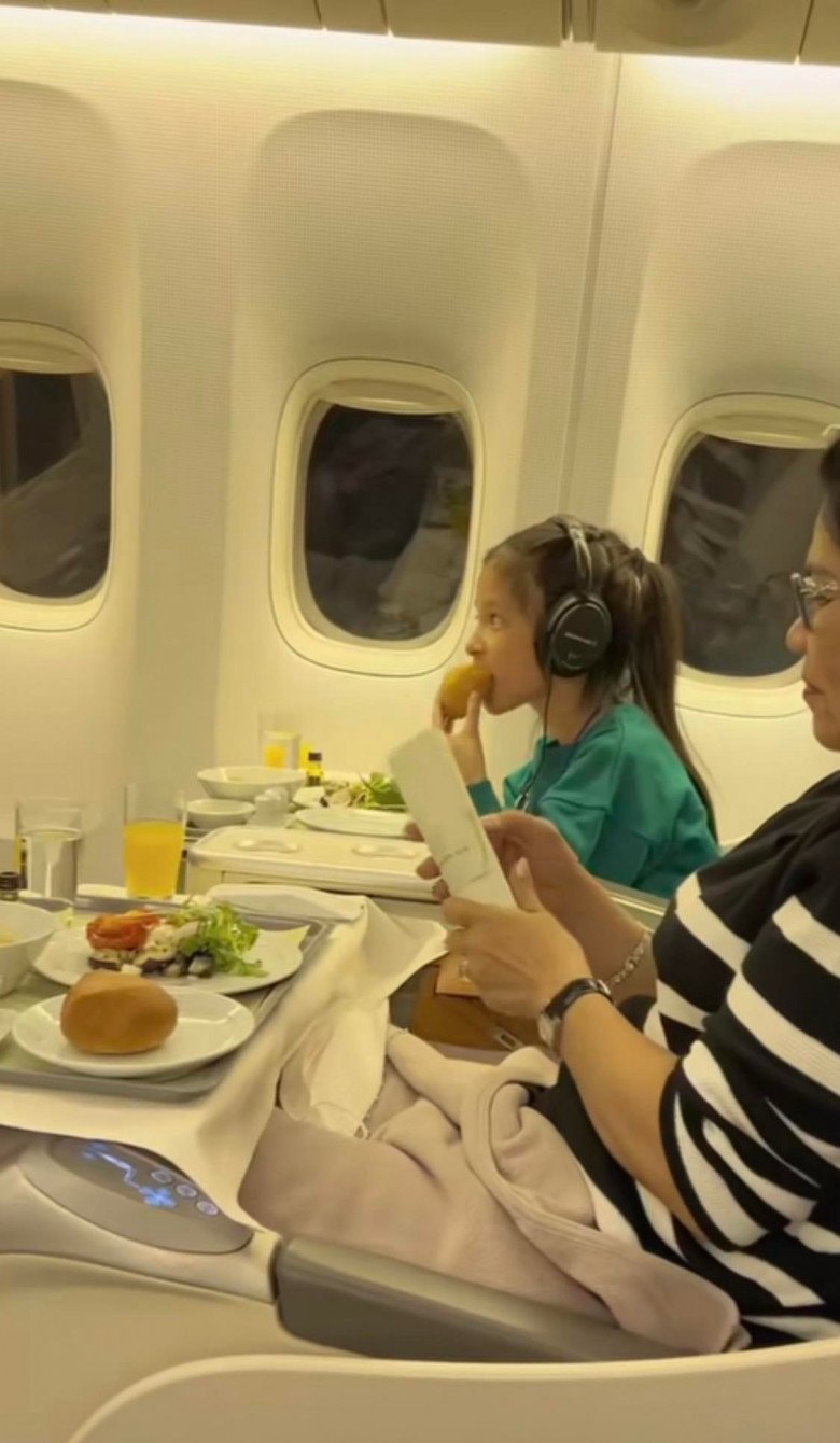 Con gái lớn của Đoàn Di Băng được ngồi khoang thương gia sang chảnh với bố mẹ.