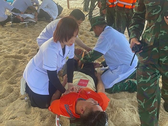 Các lực lượng tham gia diễn tập cứu hộ, cứu nạn. Ảnh: Hữu Lệ