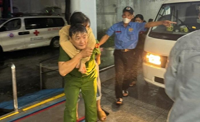  Công an xã Thọ Phong kinp thời đưa người đến viện cấp cứu. 