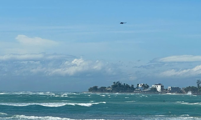 Trực thăng tìm kiếm các nạn nhân ở vùng biển Lý Sơn, trưa 7/11. Ảnh: Minh Bằng