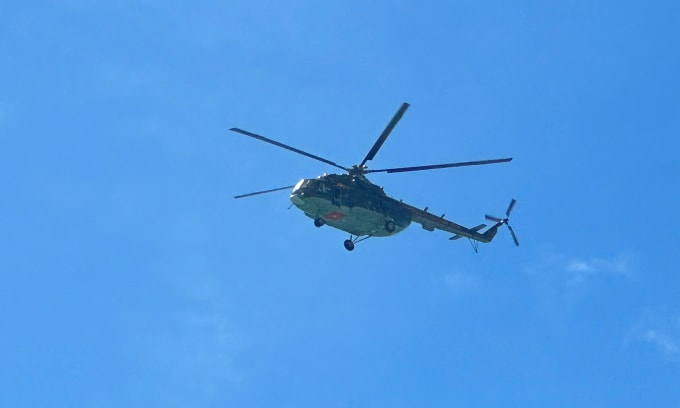 Trực thăng tham gia tìm kiếm. Ảnh: Minh Bằng