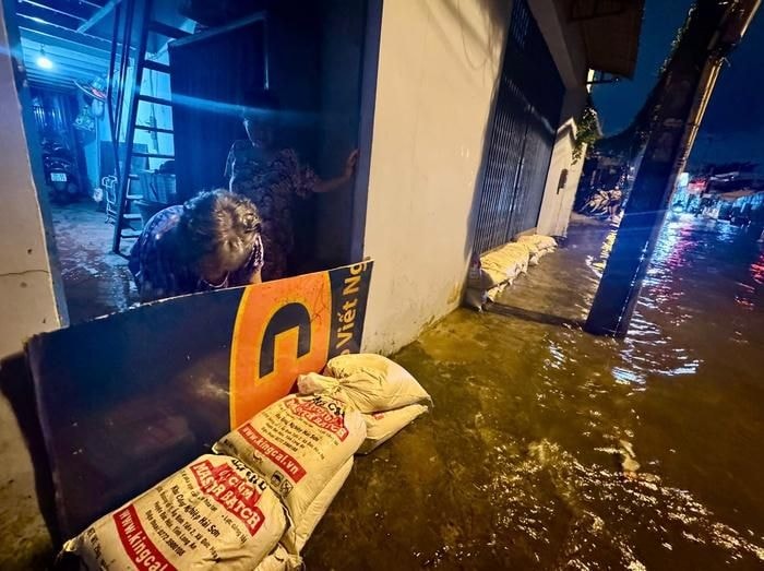 Bà Hồng, một chủ phòng trọ trên đường Bình Quới cho biết nước dâng cũng ảnh hưởng lớn đến đời sống sinh hoạt của người dân ở đây. Các phòng trọ luôn trong trạng thái ẩm thấp. Ảnh: Hồ Lam