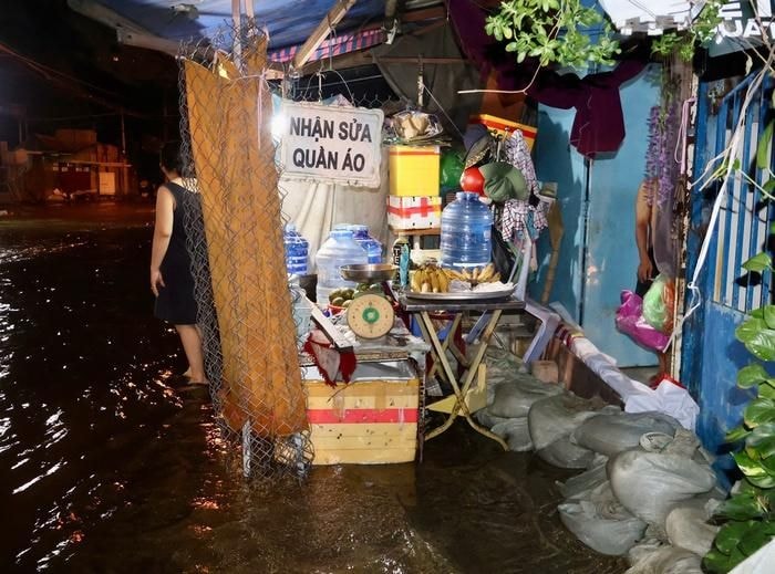 8h tối 6/11, khu vực bán đảo Thanh Đa, phường Bình Quới, TPHCM chìm trong biển nước. Người dân kê cao đồ đạc trên bao cát, bàn ghế... để tránh nước. Ảnh: Hồ Lam