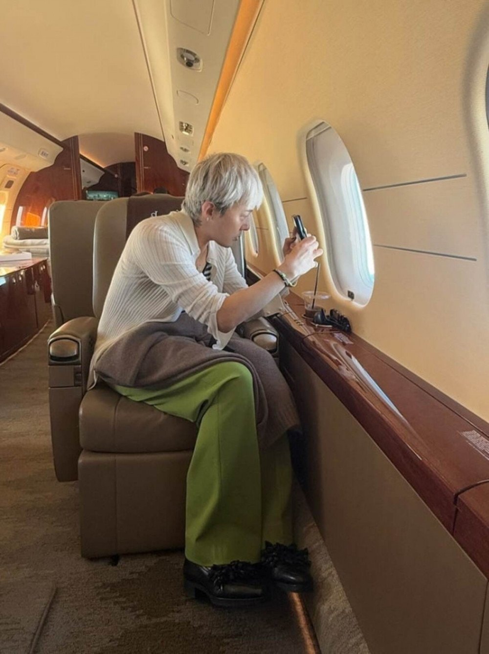 G-Dragon shares playful moments on private jet amid 'Übermensch' world tour | allkpop