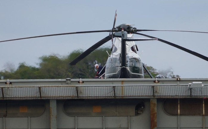 Ông Donald Trump cùng Thủ tướng Nhật Bản lên tàu sân bay - Ảnh 4.