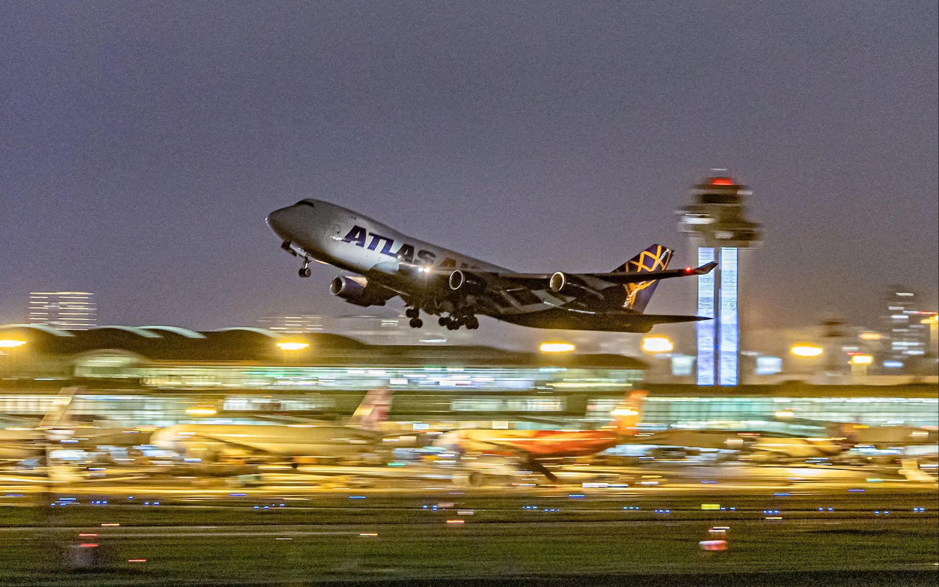 Một chiếc Boeing 747-400 của Atlas Air cất cánh rời sân bay quốc tế Tân Sơn Nhất sau cơn mưa chiều 9/11. Ảnh Lưu Ngọc Tuấn.
