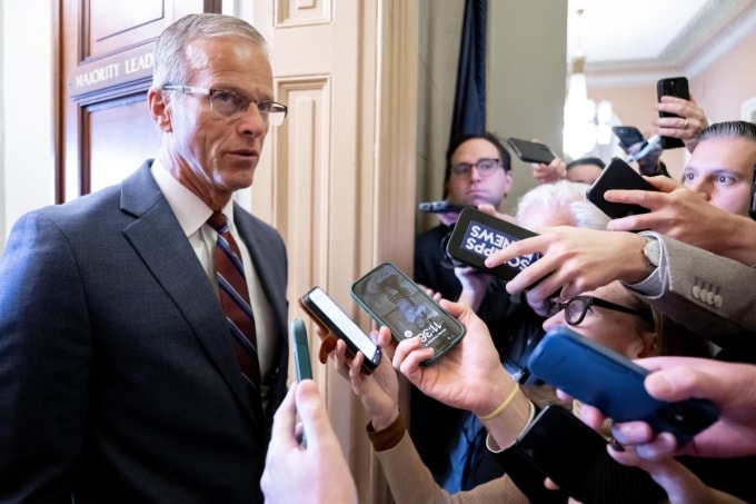 Lãnh đạo phe Cộng hòa tại Thượng viện John Thune trả lời phóng viên tại tòa nhà quốc hội ở thủ đô Washington ngày 10/11. Ảnh: AFP