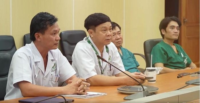 hướng dẫn trực tiếp cấu cứu bệnh nhân - Ảnh BVCC