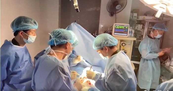 Ca phẫu thuật tại đảo - Ảnh BVCC