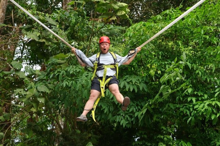 Slingshot là trò chơi mạo hiểm đưa du khách bay lên không trung như một