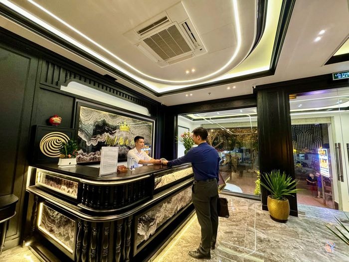 Anh Việt cung cấp hình ảnh chứng minh, quầy lễ tân của khách sạn bên anh khác hoàn toàn hình ảnh trong video của du khách Q. Ảnh: NVCC