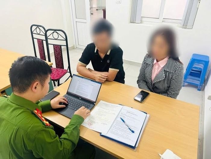  Công an làm việc với chủ khách sạn và người liên quan. Ảnh: CAHN 