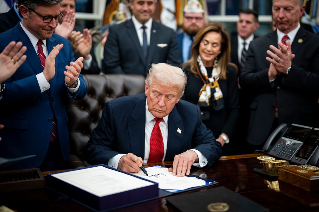 Trump Signs Bill to End Government Shutdown