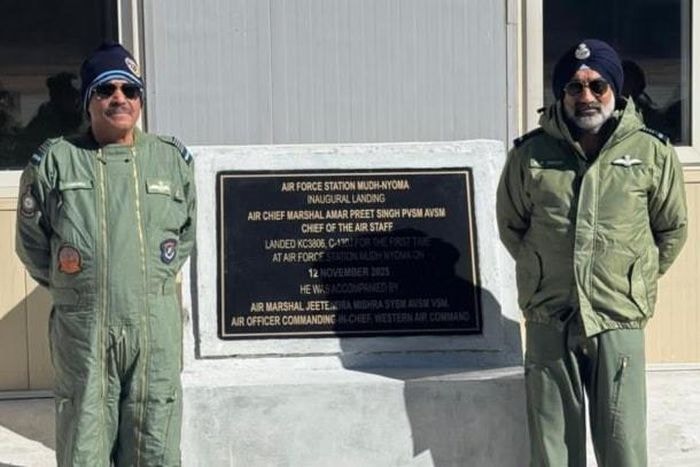 Tổng tham mưu trưởng Không quân Ấn Độ Amar Preet Singh (phải) tại căn cứ không quân Nyoma. Ảnh: Swarajya.