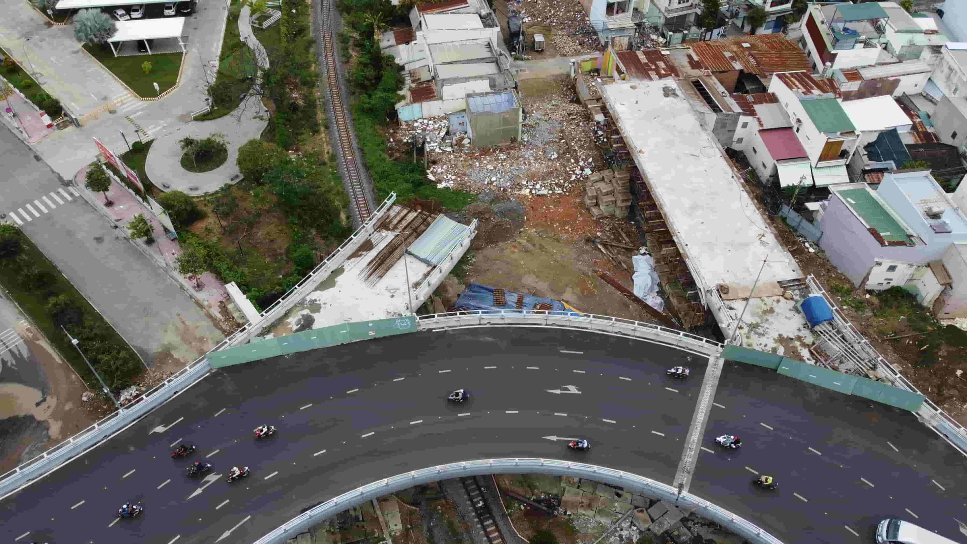 Dự án BT nút giao thông Ngọc Hội vẫn ngổn ngang sau nhiều năm thi công. Việc thi công dang dở không chỉ khiến bộ mặt đô thị TP Nha Trang bị méo mó mà còn gây ùn tắc giao thông. Dự án này, trước đó đổi 5,49 ha đất sân bay, với tổng trị giá sử dụng đất tạm tính là 1.215 tỉ đồng.