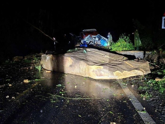 Tảng đá núi lớn nằm trên mặt đường - Ảnh: Ban Quản lý bảo trì công trình giao thông Khánh Hòa.