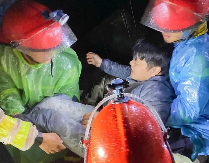  Lực lượng cứu nạn, cứu hộ đưa một người bị thương ra ngoài. 