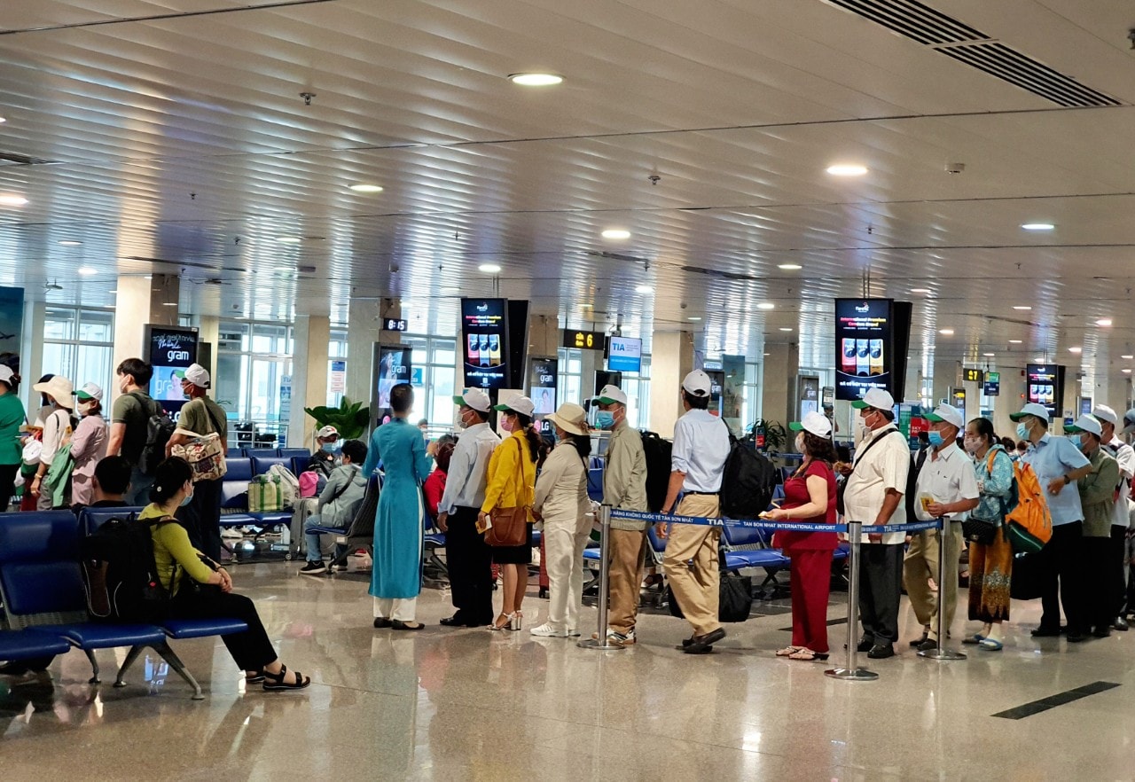 Khách bay qua sân bay Tân Sơn Nhất đông chưa từng có