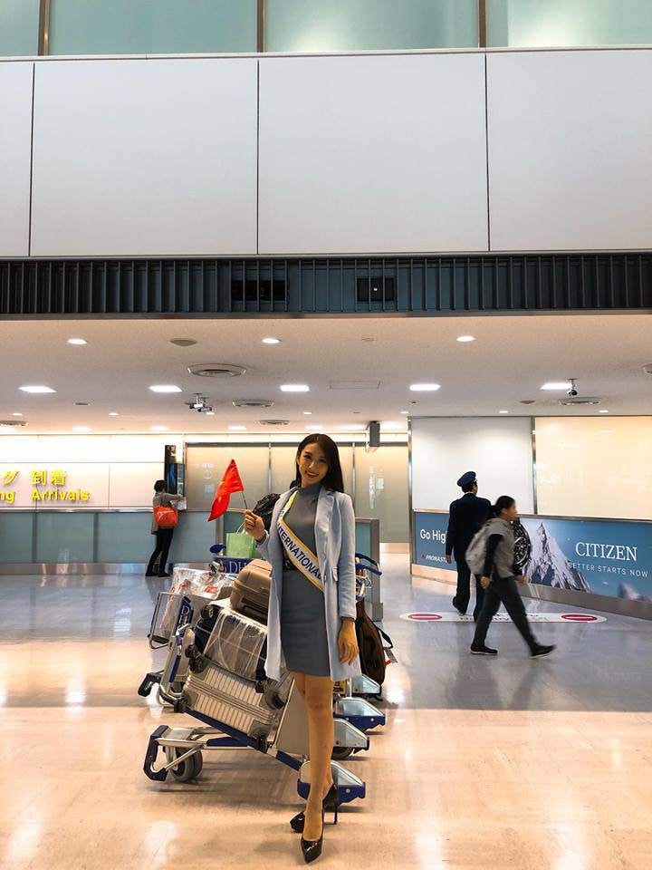 Chất như Thuỳ Tiên, vừa ra sân bay đi thi quốc tế đã biến hình liên tục thế này rồi! - 1