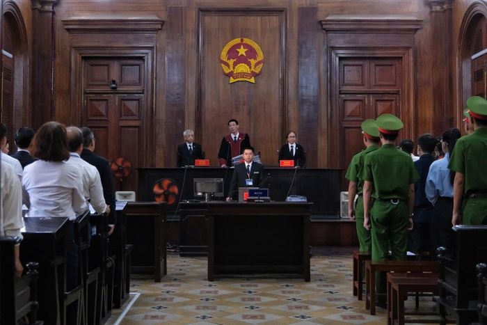 Phiên tòa do thẩm phán Nguyễn Tuấn Anh làm chủ tọa. Đại diện VKSND TP.HCM tham gia phiên tòa theo phân công của VKSND tối cao là ông Vũ Mạnh Long, ông Trần Xuân Yêm, ông Nguyễn Duy Thi và bà Nguyễn Thị Lan (cùng là Kiểm sát viên).