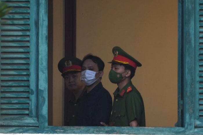 Bị cáo Lê Tuấn Linh (Giám đốc, đại diện pháp luật Công ty cổ phần Tập đoàn Chị Em Rọt, SN 1989). Ngày 26/11/2024, Lê Tuấn Linh ký hợp đồng gia công với Asia Life, đồng thời lập hồ sơ công bố sản phẩm có tới 22 nguyên liệu, trong đó 10 loại bột rau củ chiếm 28,13%.