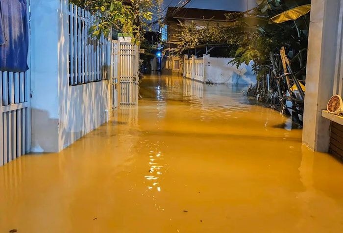  Lũ đang cuồn cuộn về trong đêm ở phường Tây Nha Trang, tỉnh Khánh Hòa. Ảnh: XUÂN HOÁT 