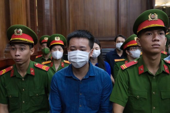 Bị cáo Quang Linh Vlog trong phòng xét xử. Theo cáo trạng, kẹo Kera là sản phẩm của Công ty Chị Em Rọt đăng ký nhãn hiệu, đứng tên trên bản tự công bố sản phẩm ngày 17/12/2024 do Công ty Asia sản xuất. Công ty Chị Em Rọt là chủ sở hữu sản phẩm và trực tiếp kinh doanh.