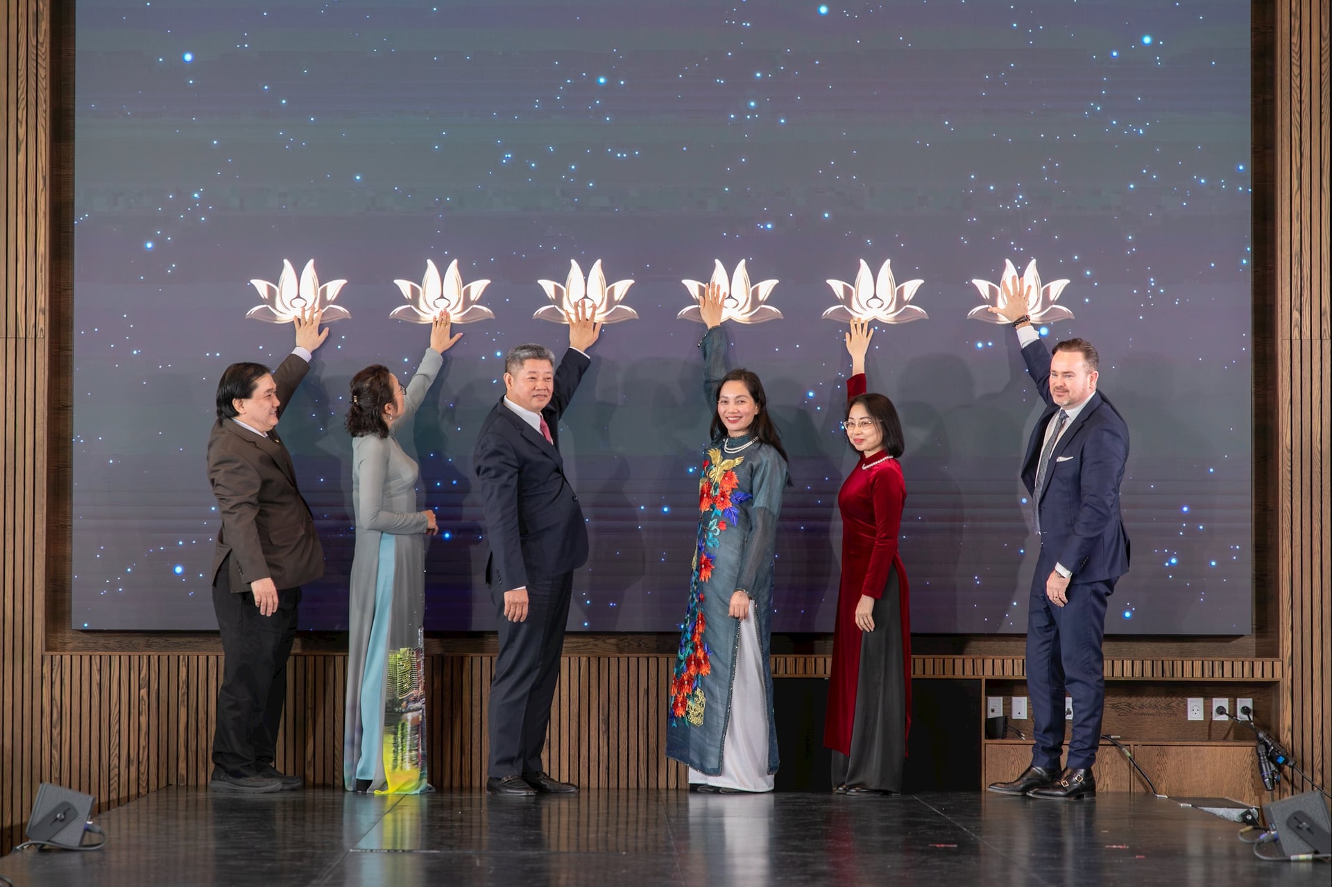 1. Các đại biểu thực hiện nghi thức công bố đường bay thẳng Hồ Chí Minh - Copenhagen của Vietnam Airlines từ ngày 15_12_2025