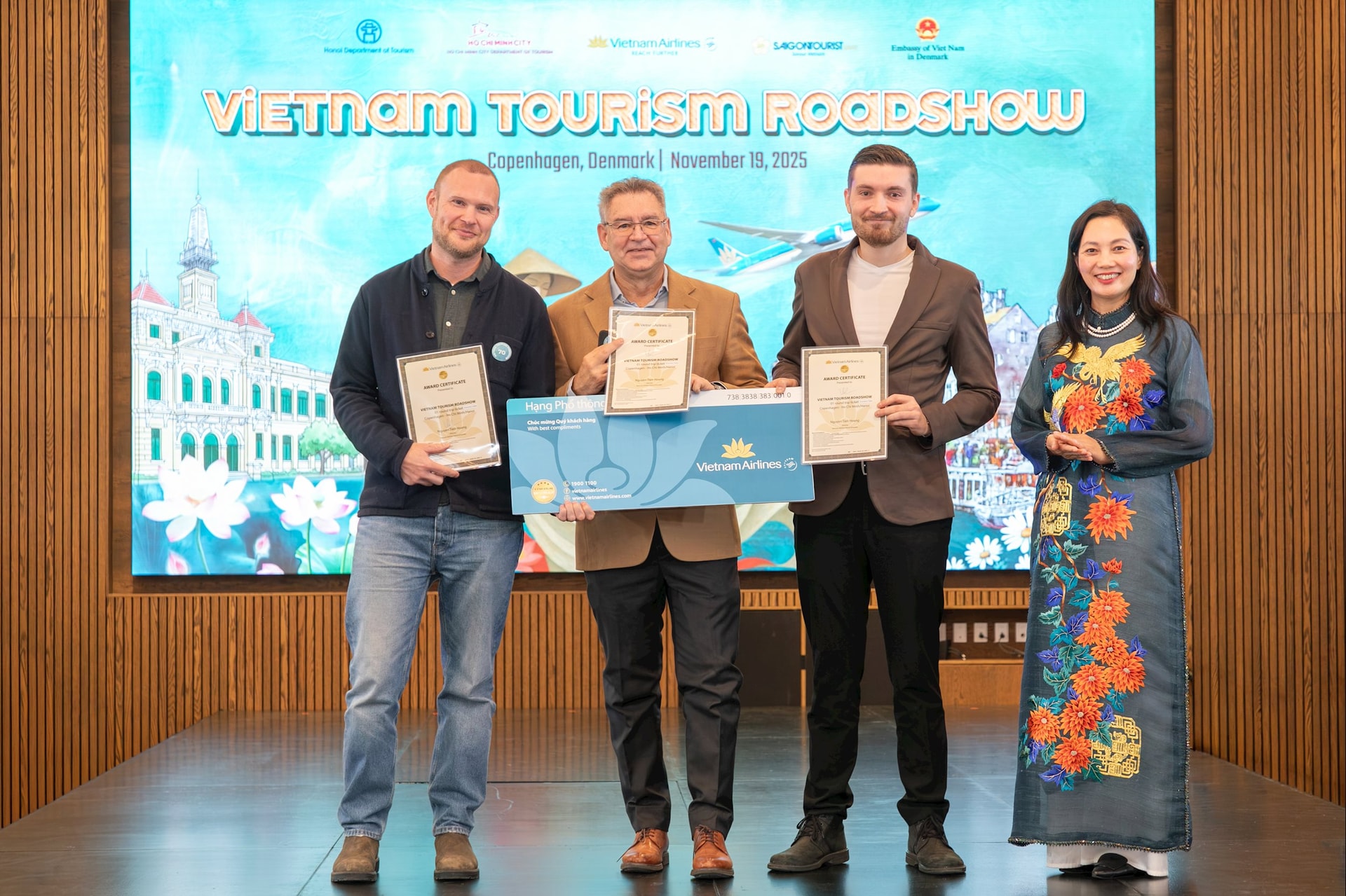 9. Đại biểu tham dự nhận giải thưởng từ chương trình _Vòng quay may mắn_ trong khuôn khổ sự kiện