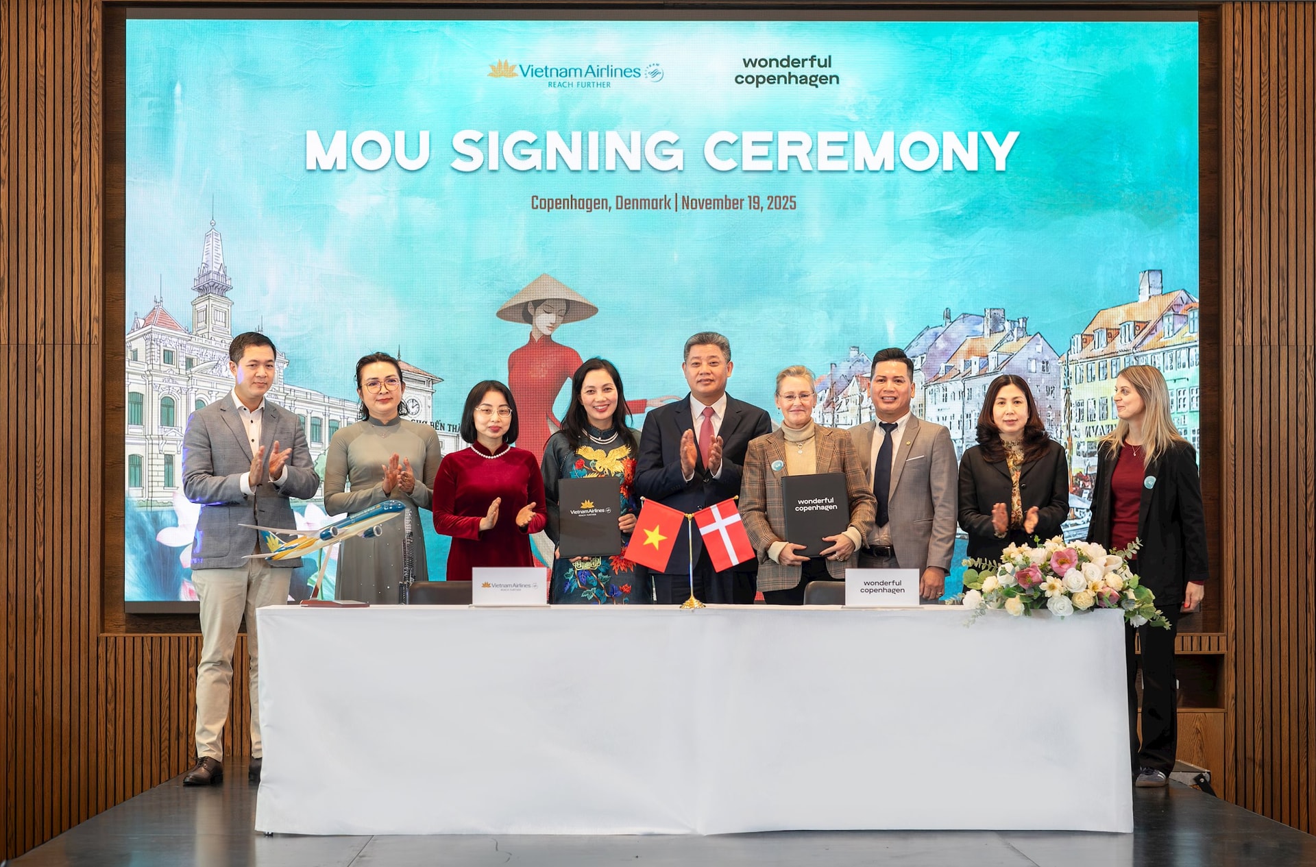 3. Vietnam Airlines ký kết thỏa thuận hợp tác chiến lược với Greater Copenhagen Connected về xúc tiến du lịch và phát triển thị trường Bắc Âu tạo tiền đề để mở rộng hoạt động quảng bá điểm đến Việt Nam