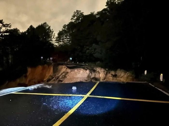  Đoạn đèo bị đứt đôi. 